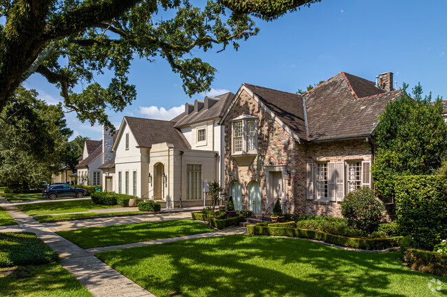 Explore Real Estate in Old Metairie: Houses available to be purchased Overview